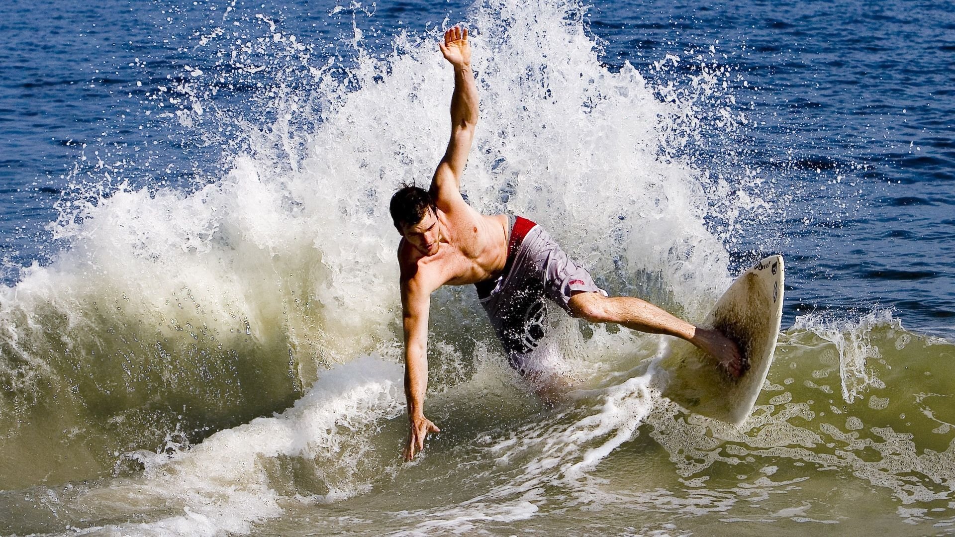 赛道上的心跳时刻，法拉利险胜红牛二队，汉密尔顿惊艳四座